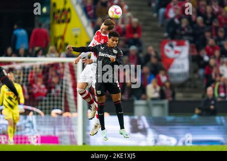 COLOGNE, ALLEMAGNE - NOVEMBRE 9 : Luca Kilian de 1. FC Koln, Zidan Sertdemir de Bayer 04 Leverkusen pendant le match Bundesliga entre 1. FC Koln et Bayer 04 Leverkusen au RheinEnergieStadion sur 9 novembre 2022 à Cologne, Allemagne (photo de René Nijhuis/Orange Pictures) Banque D'Images