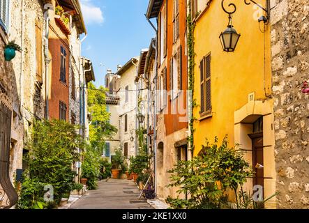 Vence, France - 6 août 2022 : rues étroites et maisons historiques colorées de la vieille ville avec rue de la Coste dans la ville médiévale de la côte d'azur Banque D'Images