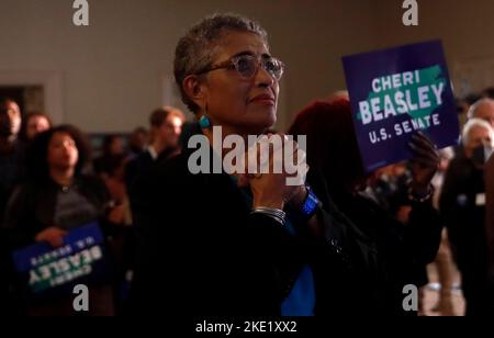 Raleigh, Caroline du Nord, États-Unis. 8th novembre 2022. DIANE ROBERTSON regarde les résultats de l'élection comme elle est sortie pour la candidate du Sénat de Caroline du Nord Beasley le soir de l'élection au Sheraton Raleigh Hotel. (Image de crédit : © Bob Karp/ZUMA Press Wire) Banque D'Images