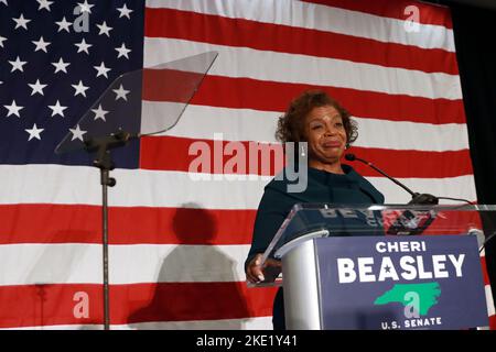 Raleigh, Caroline du Nord, États-Unis. 8th novembre 2022. Le démocrate CHERI BEASLEY parle à ses partisans après avoir concédé à la républicaine Budd dans la course du Sénat de Caroline du Nord à l'hôtel Sheraton Raleigh. (Image de crédit : © Bob Karp/ZUMA Press Wire) Banque D'Images