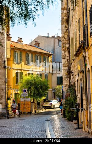Vence, France - 6 août 2022 : rue Saint-Veran, à côté de la porte d'Orient, faisant partie des remparts médiévaux de la vieille ville historique de la station balnéaire de la côte d'azur Banque D'Images