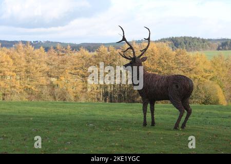 Whiteleys Retreat, Nr Alloway & Maybole South Ayshire, Écosse, Royaume-Uni. Un géant lifesize saule l'éraflure d'un cerf dans le domaine par l'artiste David Powell Banque D'Images