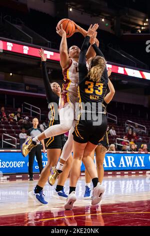 Les chevaux de Troie de l'USC gardent Destiny Littleton (11) tourne au-dessus de Julia Riley (33), la garde des coureurs de la CSU Bakersfield, lors d'un match de basket-ball féminin de la NCAA, mardi Banque D'Images