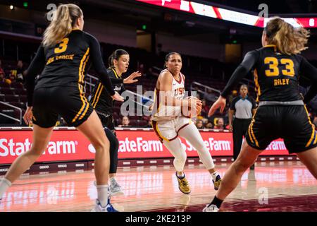 Les chevaux de Troie USC gardent Destiny Littleton (11) dans le panier lors d'un match de basket-ball féminin NCAA contre les coureurs CSU Bakersfield Roadrunners, mardi, Banque D'Images