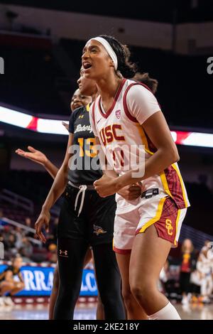 Les chevaux de Troie de l'USC Kadi Sissoko (30) réagissent lors d'un match de basket-ball féminin de la NCAA contre les coureurs de routes CSU Bakersfield, mardi, 8 novembre 2022, Banque D'Images