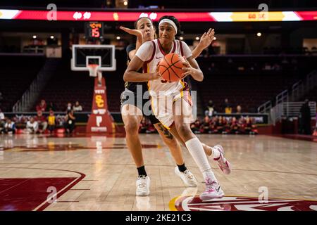 Les chevaux de Troie USC propulseront Kadi Sissoko (30) dans le panier lors d'un match de basket-ball féminin NCAA contre les coureurs CSU Bakersfield Roadrunners, mardi, novembre Banque D'Images