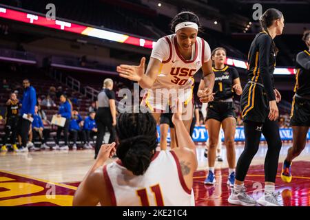 Les chevaux de Troie de l'USC en avant Kadi Sissoko (30) célèbre avec le garde de chevaux de Troie de l'USC Destiny Littleton (11) lors d'un match de basket-ball féminin de la NCAA contre le CSU B Banque D'Images