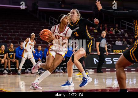 L'USC Trojans avance Kadi Sissoko (30) contre les CSU Bakersfield Roadrunners avance Hennie van Schaek (3) lors d'un match de basket-ball féminin NCAA, Banque D'Images