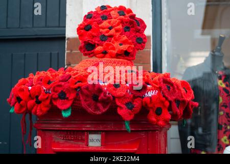 Bagshot, Surrey, Royaume-Uni. 7th novembre 2022. Une exposition vibrante du jour du souvenir de coquelicots en maille sur une boîte postale du Royal Mail à Bagshot High Street en mémoire de ceux qui ont donné leur vie pour notre liberté. Crédit : Maureen McLean/Alay Banque D'Images