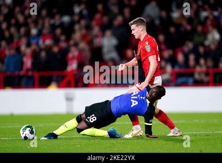 Yves Bissouma (à gauche) de Tottenham Hotspur et Ryan Yates, de la forêt de Nottingham, se battent pour le ballon lors du troisième tour de la coupe Carabao au City Ground, à Nottingham. Date de la photo: Mercredi 9 novembre 2022. Banque D'Images