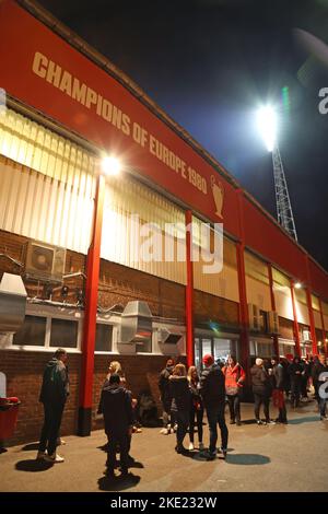 Nottingham, Royaume-Uni. 09th novembre 2022. Les fans arrivent à la forêt de Nottingham v Tottenham Hotspur, EFL Carabao Cup Match, à la ville Ground, Nottingham, Notts., Royaume-Uni sur 9 novembre 2022 Credit: Paul Marriott/Alay Live News Banque D'Images