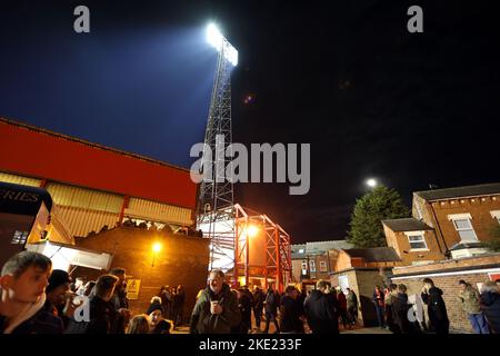 Nottingham, Royaume-Uni. 09th novembre 2022. Les fans arrivent à la forêt de Nottingham v Tottenham Hotspur, EFL Carabao Cup Match, à la ville Ground, Nottingham, Notts., Royaume-Uni sur 9 novembre 2022 Credit: Paul Marriott/Alay Live News Banque D'Images