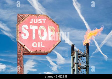 Il suffit d'arrêter l'image du concept d'huile. Cheminée de gaz de raffinerie avec avions en contrepoint dans le ciel. Réchauffement climatique, changement climatique, crise climatique, zéro net... Banque D'Images