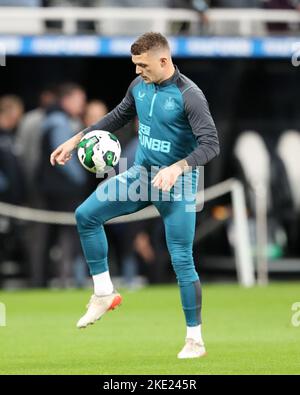 Kieran Trippier de Newcastle United se réchauffe lors du troisième tour de la Carabao Cup entre Newcastle United et Crystal Palace au St. James's Park, Newcastle upon Tyne, le mercredi 9th novembre 2022. (Credit: Mark Fletcher | MI News) Credit: MI News & Sport /Alay Live News Banque D'Images