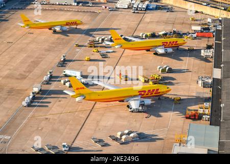 Londres, Angleterre - août 2022 : vue aérienne des avions de fret exploités par DHL garés pour le déchargement au terminal de fret d'un aéroport. Banque D'Images