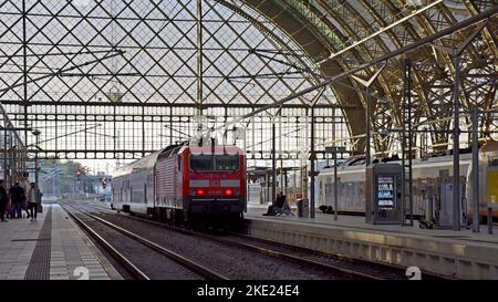 La locomotive électrique Deutsch Bahn classe 143 entre à la gare centrale HBF de Dresde, septembre 2022 Banque D'Images