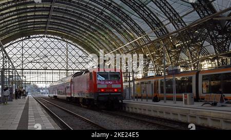La locomotive électrique Deutsch Bahn classe 143 entre à la gare centrale HBF de Dresde, septembre 2022 Banque D'Images