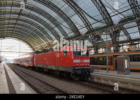 La locomotive électrique Deutsch Bahn classe 143 entre à la gare centrale HBF de Dresde, septembre 2022 Banque D'Images
