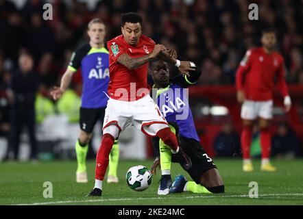 Nottingham, Angleterre, 9th novembre 2022. Jesse Lingard, de la forêt de Nottingham, défiée par Yves Bissouma, de Tottenham, lors du match de la coupe Carabao au City Ground, à Nottingham. Le crédit photo doit être lu : Darren Staples / Sportimage Banque D'Images