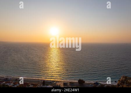 Vue panoramique sur la mer Méditerranée depuis une plage de sable avec des rayons de soleil sur fond de coucher de soleil coloré de Rhodes, Grèce. Vacances, concept de vacances. Photo de haute qualité Banque D'Images