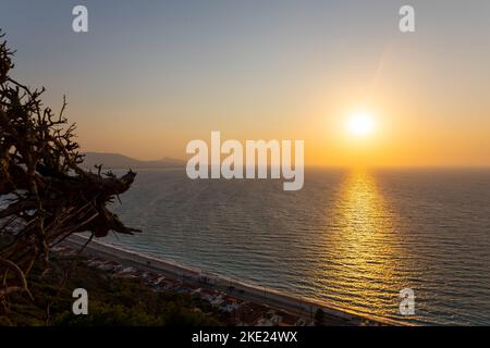 Vue panoramique sur la mer Méditerranée depuis une plage de sable avec des rayons de soleil sur fond de coucher de soleil coloré de Rhodes, Grèce. Vacances, concept de vacances. Photo de haute qualité Banque D'Images