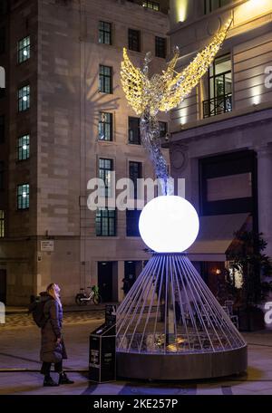 USAGE ÉDITORIAL SEULEMENT les vues sur le marché de St James comme Regent Street et l'affichage de la lumière "l'esprit de Noël" de St James est allumé pour la saison des fêtes 2022. Date de la photo: Mercredi 9 novembre 2022. Banque D'Images