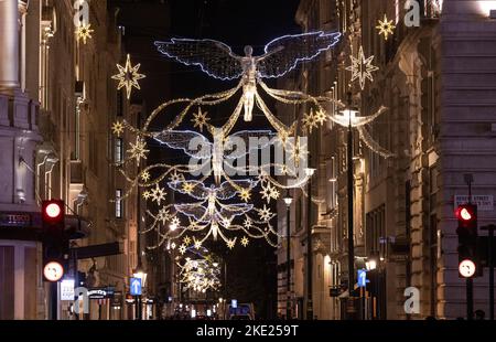 USAGE ÉDITORIAL SEULES les vues de Jermyn Street comme Regent Street et l'écran lumineux « The Spirit of Christmas » de St James est allumé pour la saison des fêtes 2022. Date de la photo: Mercredi 9 novembre 2022. Banque D'Images