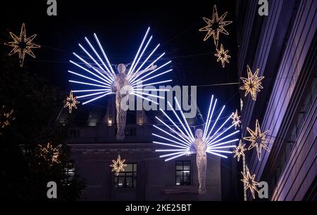 USAGE ÉDITORIAL SEULEMENT les vues sur le marché de St James comme Regent Street et l'affichage de la lumière "l'esprit de Noël" de St James est allumé pour la saison des fêtes 2022. Date de la photo: Mercredi 9 novembre 2022. Banque D'Images