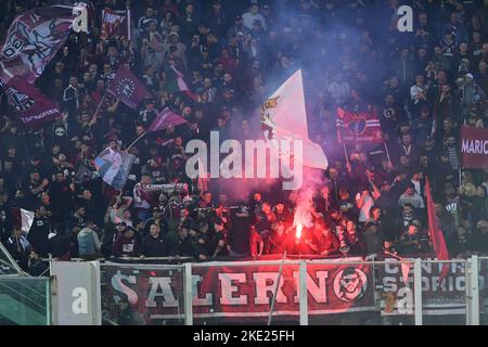 Florence, Italie. 09th novembre 2022. Les partisans de la Salernitana américaine pendant la série Un match entre Fiorentina et la Salernitana américaine 1919 au Stadio Artemio Franchi, Florence, Italie, le 9 novembre 2022. Credit: Giuseppe Maffia/Alay Live News Banque D'Images