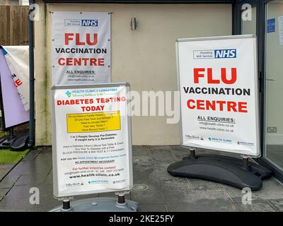 Bagshot, Surrey, Royaume-Uni. 7th novembre 2022. Un centre de vaccination contre la grippe NHS à Bagshot. Les personnes de plus de 50 ans sont encouragées à avoir leurs jabs de grippe cet automne. Le NHS a administré 13,2 millions de vaccins contre la grippe depuis septembre de cette année. Crédit : Maureen McLean/Alay Banque D'Images