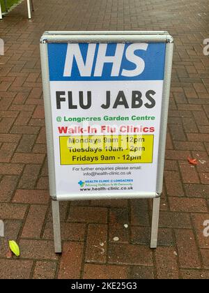 Bagshot, Surrey, Royaume-Uni. 7th novembre 2022. Un centre de vaccination contre la grippe NHS à Bagshot. Les personnes de plus de 50 ans sont encouragées à avoir leurs jabs de grippe cet automne. Le NHS a administré 13,2 millions de vaccins contre la grippe depuis septembre de cette année. Crédit : Maureen McLean/Alay Banque D'Images