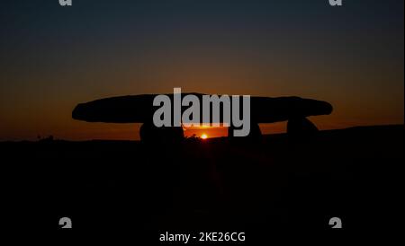 Coucher de soleil à Lanyon Quoit une belle chambre de sépulture en pierre debout située près de Madron Cornwall Banque D'Images