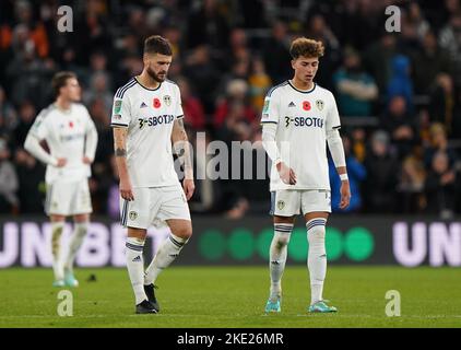 Mateusz Klich (à gauche) de Leeds United et Mateo Joseph Fernandez semblent être découragés après que leur camp ait concedé le premier but lors du troisième tour de la coupe Carabao au stade Molineux, Wolverhampton. Date de la photo: Mercredi 9 novembre 2022. Banque D'Images