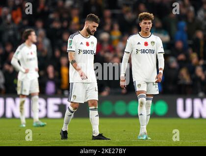 Mateusz Klich (à gauche) de Leeds United et Mateo Joseph Fernandez semblent être découragés après que leur camp ait concedé le premier but lors du troisième tour de la coupe Carabao au stade Molineux, Wolverhampton. Date de la photo: Mercredi 9 novembre 2022. Banque D'Images