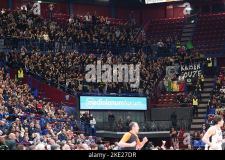 Italie. 09th novembre 2022. EA7 EMPORIO ARMANI MILAN vs. VIRTUS SEGAFREDO BOLOGNA, Turkish Airlines EuroLeague partie de saison régulière 7, 9 novembre 2022. Dans la photo Virtus Segafredo Bologna fans utilisation éditoriale seulement crédit: Agence de photo indépendante/Alamy Live News Banque D'Images