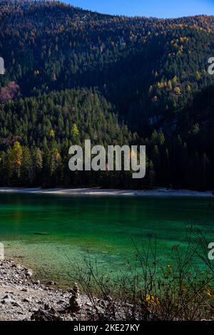 Les eaux cristallines du lac Tovel, Trentin-Haut-Adige, Italie. Tir vertical. Banque D'Images