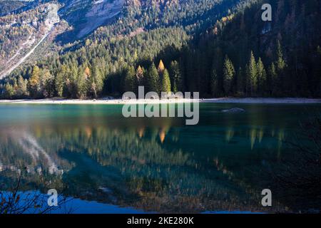 Les eaux cristallines du lac Tovel, Trentin-Haut-Adige, Italie. Vue d'automne avec réflexions. Banque D'Images