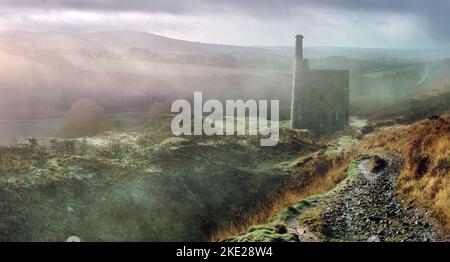 La brume matinale fond lentement tandis que le soleil se brise à travers le nuage bas dans la vallée près de Mary Tavy et le sentier menant à W Banque D'Images