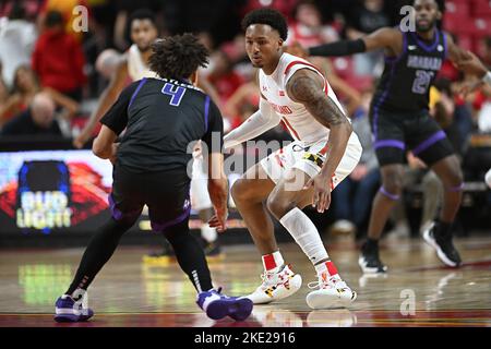 College Park, Maryland, États-Unis. 07th novembre 2022. Garde des terrapins du Maryland Jahmir Young (1) joue de la défense pendant le match de basket-ball NCAA entre les terrapins du Maryland et les aigles pourpre du Niagara au centre Xfinity à College Park, MD. Reggie Hildred/CSM/Alamy Live News Banque D'Images