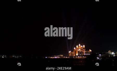 DUBAI, ÉMIRATS ARABES UNIS, Émirats Arabes Unis - 20 NOVEMBRE 2017 : Atlantis The Palm, Dubaï . Atlantis hôtel iluminé la nuit, dans la distance vous pouvez voir les rayons des projecteurs. Photo de haute qualité Banque D'Images