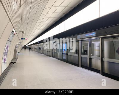 Londres, Royaume-Uni. 8th novembre 2022. La nouvelle station Elizabeth Line récemment ouverte à Bond Street à Londres. Les trains Elizabeth Line circulent désormais de Reading à Canary Wharf et à Canary Wharf, ce qui signifie que les navetteurs n'ont pas à changer pour prendre le métro et peuvent simplement rester dans un seul train. Crédit : Maureen McLean/Alay Banque D'Images