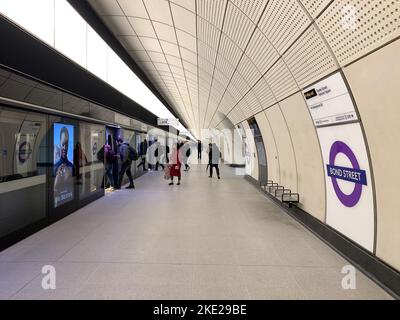 Londres, Royaume-Uni. 8th novembre 2022. La nouvelle station Elizabeth Line récemment ouverte à Bond Street à Londres. Les trains Elizabeth Line circulent désormais de Reading à Canary Wharf et à Canary Wharf, ce qui signifie que les navetteurs n'ont pas à changer pour prendre le métro et peuvent simplement rester dans un seul train. Crédit : Maureen McLean/Alay Banque D'Images