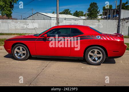 Des Moines, IA - 02 juillet 2022 : vue latérale à haute perspective d'un coupé Dodge Challenger 2009 lors d'un salon automobile local. Banque D'Images