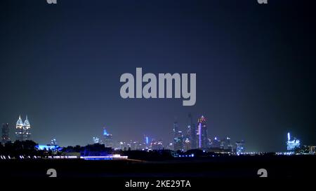 DUBAI, ÉMIRATS ARABES UNIS, eau - 20 NOVEMBRE 2017: La nuit, vous pouvez voir les lumières de l'hôtel Jumeirah Al Naseem et de l'hôtel Jumeirah Al Qasr Madinat ,. Photo de haute qualité Banque D'Images