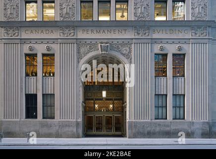 Toronto, Canada - novembre 2022 : vue en gros plan des décorations en pierre ornementales sur un édifice bancaire du quartier financier de Toronto, sur la rue Bay, Cons Banque D'Images