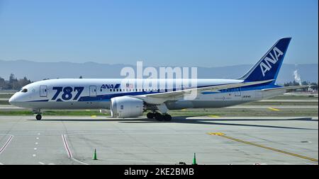 ANA a commencé des vols directs à destination de Tokyo avec le nouveau Boeing 787 Dreamliner étiqueté Tomodachi le 11 janvier 2012, à l'aéroport de San Jose CA Banque D'Images