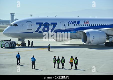 ANA a commencé des vols directs à destination de Tokyo avec le nouveau Boeing 787 Dreamliner étiqueté Tomodachi le 11 janvier 2012, à l'aéroport de San Jose CA Banque D'Images