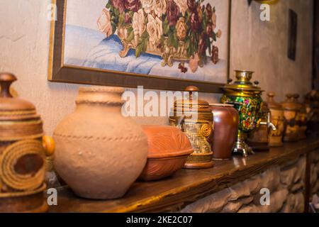 Piles de pots en terre cuite pour plantes à vendre dans un magasin de jardin. samovar Banque D'Images