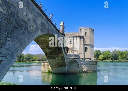 Le Pont Saint-Bénézet, également connu sous le nom de Pont d'Avignon, était un pont médiéval traversant le Rhône dans la ville d'Avignon, dans le sud de la France. Seulement quatre Banque D'Images