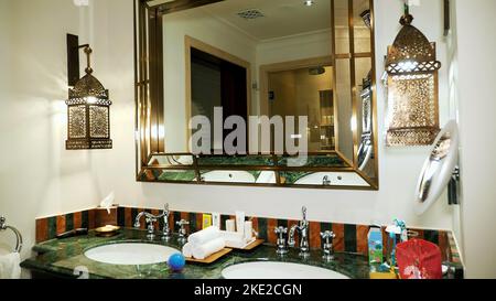 Hotel Jumeirah Al Qasr Madinat, salle de bains moderne et luxueuse, décorée dans un style arabe, avec grand miroir sur le mur. Photo de haute qualité Banque D'Images